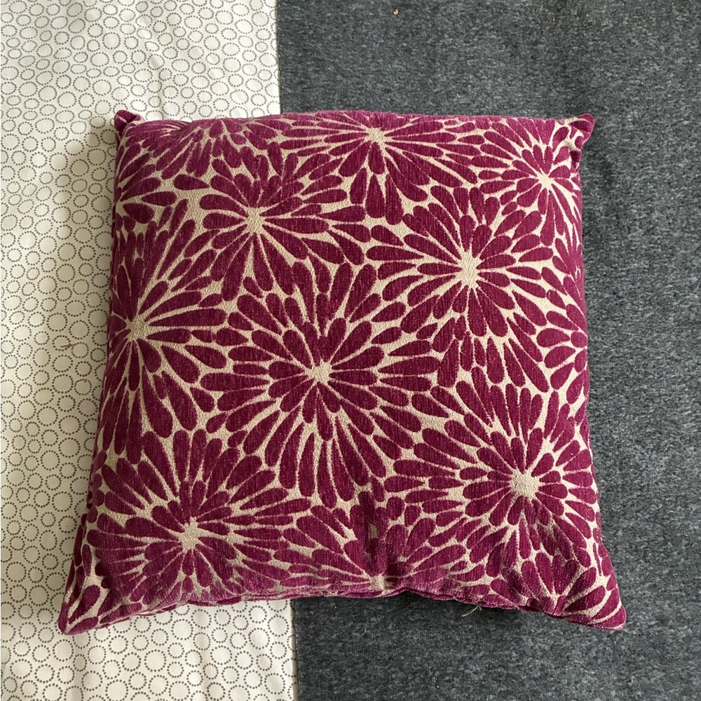 10/25$ 🧁 Floral Patterned Cushion in Purple and Cream